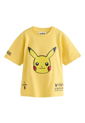 Maglietta gialla a maniche corte con un grande volto di Pikachu, simbolo del tipo elettrico e loghi Pokémon stampati sul davanti e sulla manica.