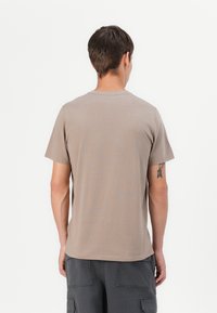 Hollister Co. ICON CREW - Paprasti marškinėliai - brown