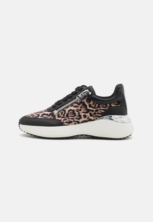 Snefere med leopardmønster som har sorte detaljer, metallisk glidelåsdetalj og en hvit, tykk såle med teksturert grep. Laget av myke stoffer og gummimaterialer.