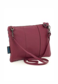 Borsa a tracolla in pelle bordeaux con esterno testurizzato, chiusura con zip e tracolla regolabile. Presenta un motivo floreale sui lati.