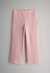 Vaaleanpunaiset ribbineulotut leveälahkeiset housut, joissa kuminauhavyötärö, esillä tasaisena vaaleanharmaalla taustalla.
