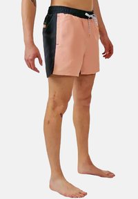 Shorts de bain pour homme, rose et noir, avec une taille élastique à cordon de serrage, en matière légère, poches latérales et coupe droite au-dessus du genou.
