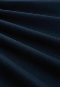 Granatowa tkanina o gładkiej fakturze, z delikatnymi fałdami i jednolitym wzorem, odpowiednia do różnych zastosowań tekstylnych.