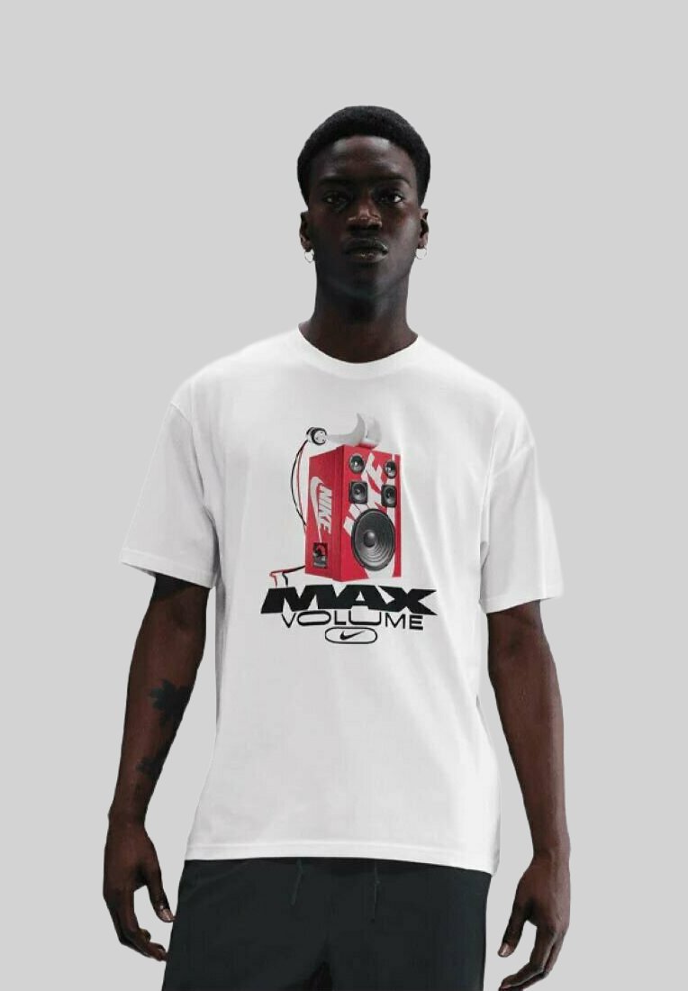 Hvid bomulds T-shirt med et rødt højttaler grafik og teksten "MAX VOLUME" samt Nike-logo. Korte ærmer og afslappet pasform.