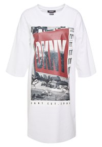 Biała, oversize sukienka T-shirt z czarno-białym nadrukiem przedstawiającym panoramę miasta, czerwonym logo DKNY w bloku oraz napisem "DKNY EST. 1989" na dole.