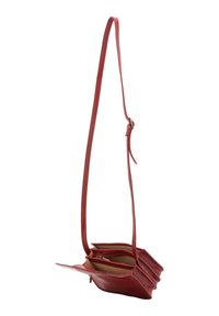 Borsa crossbody in pelle rossa con una lunga tracolla regolabile, caratterizzata da tre scomparti, texture liscia e design minimalista.