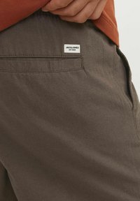 Jack & Jones JPSTJAIDEN JOGGER  - Träningsbyxor - seal brown