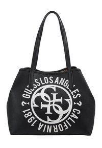 Czarna torba typu tote z syntetycznego materiału z podwójnymi uchwytami, z dużym białym, okrągłym logo i napisem: "GUESS LOS ANGELES CALIFORNIA 1981." Gładka tekstura.