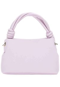 Sac à main lavande avec une texture douce, une forme rectangulaire et des accents de poignées nouées uniques. Présente des quincailleries en argent sur les côtés.