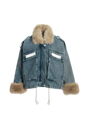 Chaqueta de mezclilla con cuello y puños de piel sintética, presenta un cierre de cremallera en la parte delantera, dos bolsillos de parche y dobladillo ajustable. Color azul claro con textura suave.