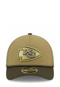 Beige Baseballmütze mit einem dunkelgrünen Schirm, mit einem gestickten Kansas City-Logo in Creme und Braun auf der Vorderseite.