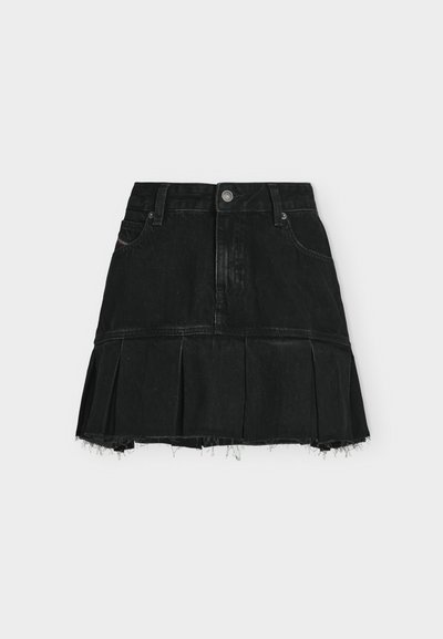 Mini-jupe en denim noir avec bas plissé, ourlet effiloché, fermeture à boutons et zip devant, et passants pour ceinture sur un fond clair uni.