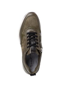 Sneaker verde oliva con lacci neri, texture in suede e pelle, cerniera laterale e suola bianca, vista dall'alto.