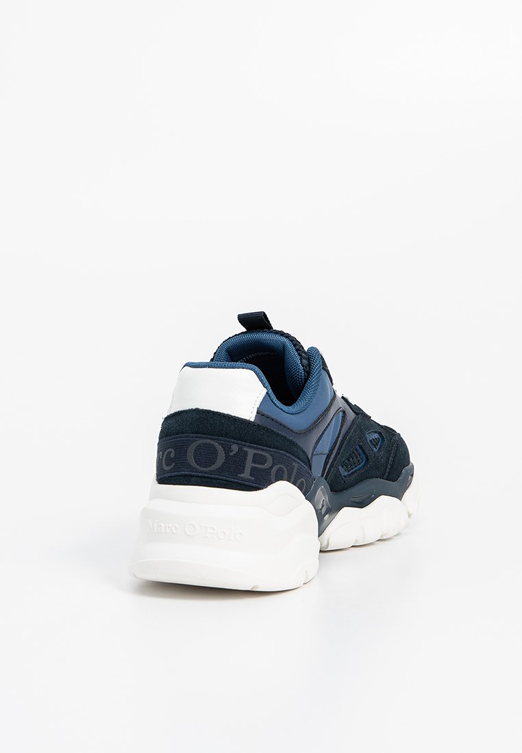 Marineblaue Sneaker mit einer strukturierten Oberseite, kontrastierendem weißen Absatz, gepolstertem Kragen und dicker Sohle mit Branding an der Seite und hinten.
