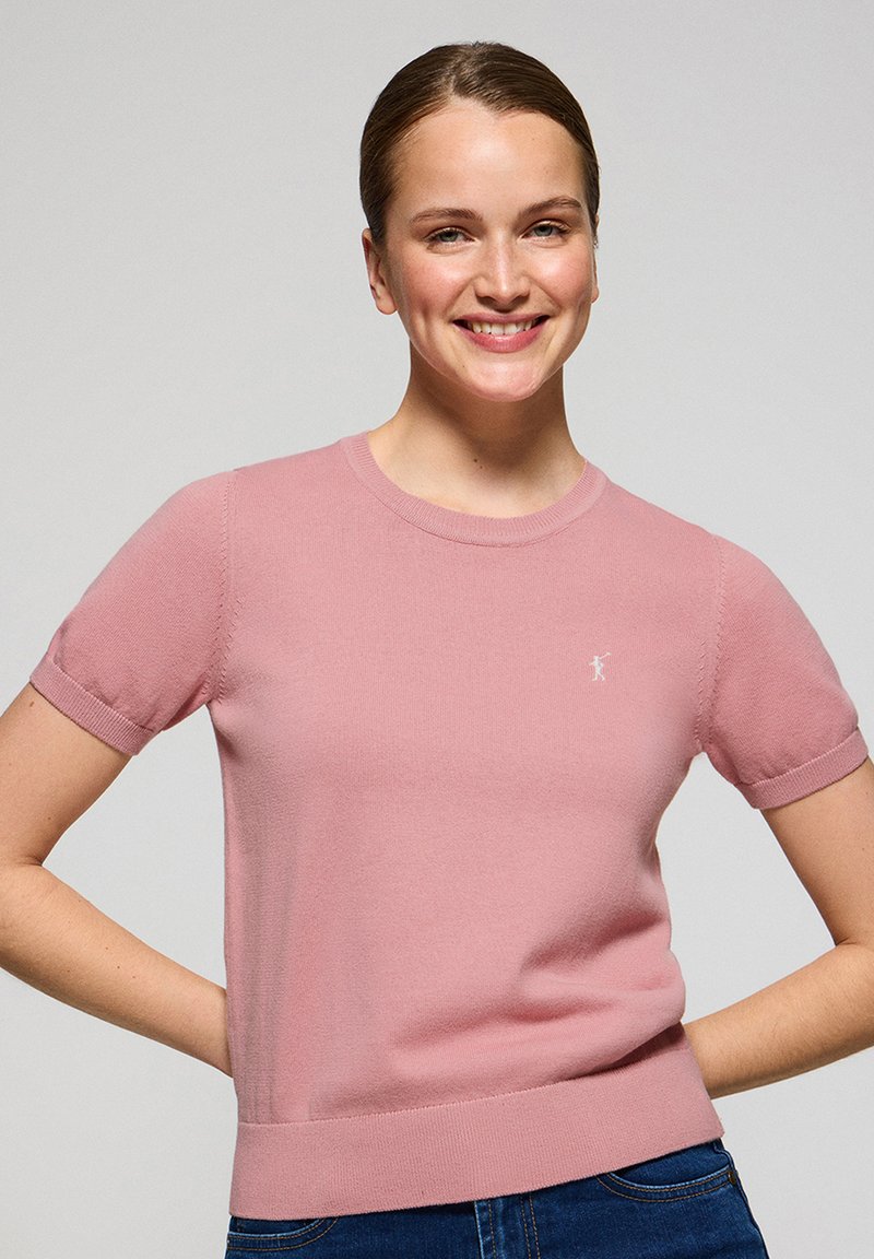Różowy sweter z krótkim rękawem, wykonany z dzianiny, z prążkowanym dekoltem i dopasowanym dołem, z małym haftowanym logo na piersi.