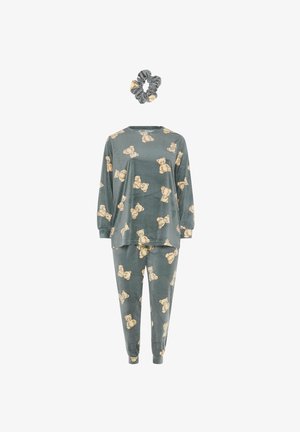 Ensemble de pyjama en velours vert avec des imprimés d'ours en peluche, comprenant un haut à manches longues et un pantalon fuselé. Comprend un chouchou gris assorti.