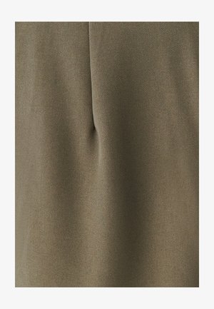 Texturovaná látka v olivově zelené barvě, která vykazuje diagonální tkaní. Povrch se zdá být hladký s jemnými odrazy světla.