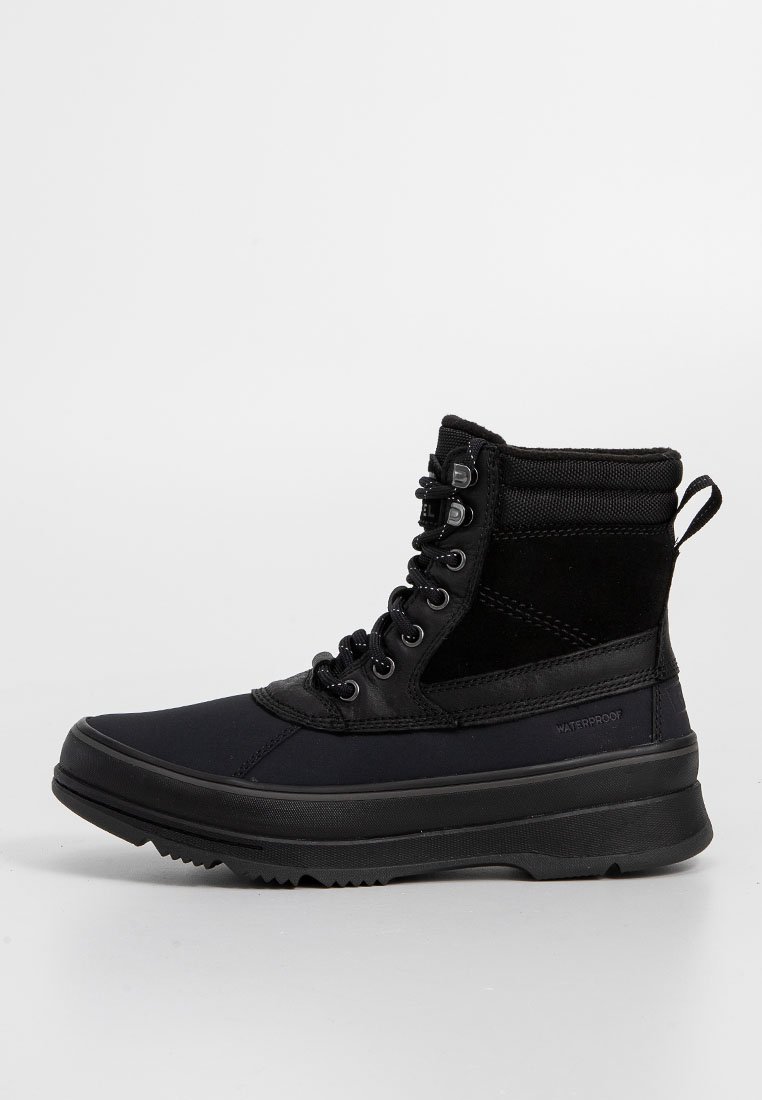 Schwarze wasserdichte Knöchelstiefel mit einem Außenmaterial aus Stoff und Wildleder, runder Zehenform, Schnürung vorne und strukturiertem Gummiuntergrund für besseren Halt.