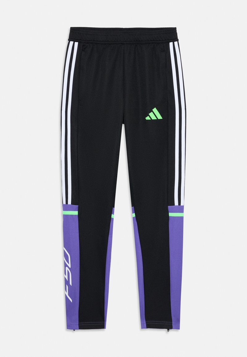 Zwarte sportbroeken met witte zijkanten, groen Adidas-logo en paarse accenten aan de onderkanten. Gemaakt van een gladde, rekbare stof.