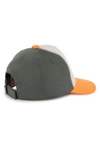 Casquette de baseball avec un corps en tissu vert, une visière orange et un panneau beige. Elle possède une sangle ajustable et des détails brodés.