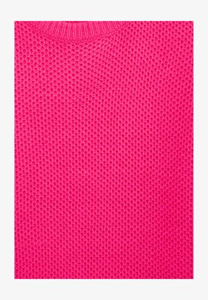 Adīta jakas rozā krāsā ar teksturētu šūnu rakstu un ribotu apkakli. Materiāls izskatās mīksts un biezs.