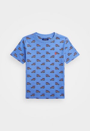 Blaues Kurzarm-Kinder-T-Shirt mit wiederholtem dunkelblauem und orangefarbenem Auto-Print sowie kleinem orangefarbenem Polo Ralph Lauren-Logo auf der Brust.