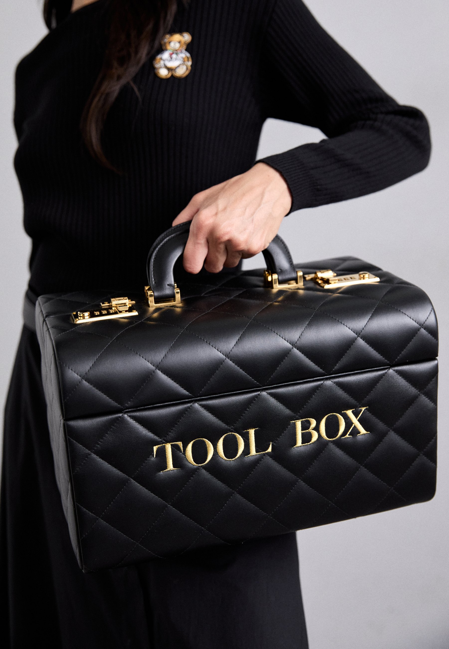 【関税込み】Moschino ブラック Tool Box バッグ Black Tool Box Bag by Moschino on Sale