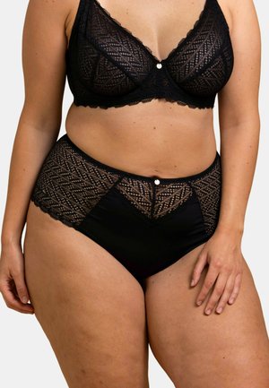 Bralette en dentelle noire et bikini taille haute, présentant un motif géométrique texturé et un bouton décoratif au centre devant.