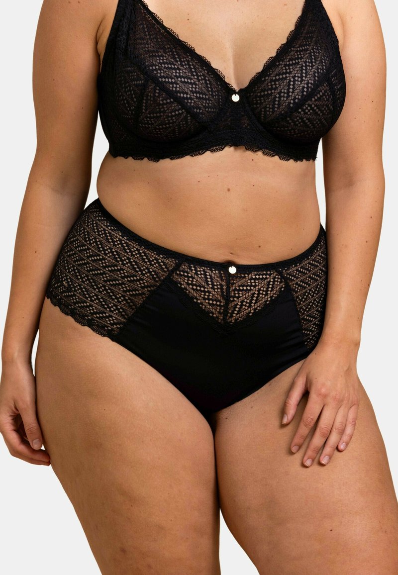 Bralette en dentelle noire et bikini taille haute, présentant un motif géométrique texturé et un bouton décoratif au centre devant.