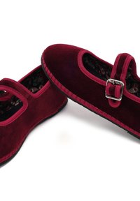 Par de zapatos Mary Jane de terciopelo burdeos con correas de hebilla plateada y interiores con estampado, mostrados sobre un fondo blanco.