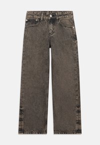 Augstu vidukli, platām kājām džinsi izbalējušā melnā denimā ar vieglu nodilumu un sudraba aparātiem, ar piecu kabatu dizainu un jostu cilpām.