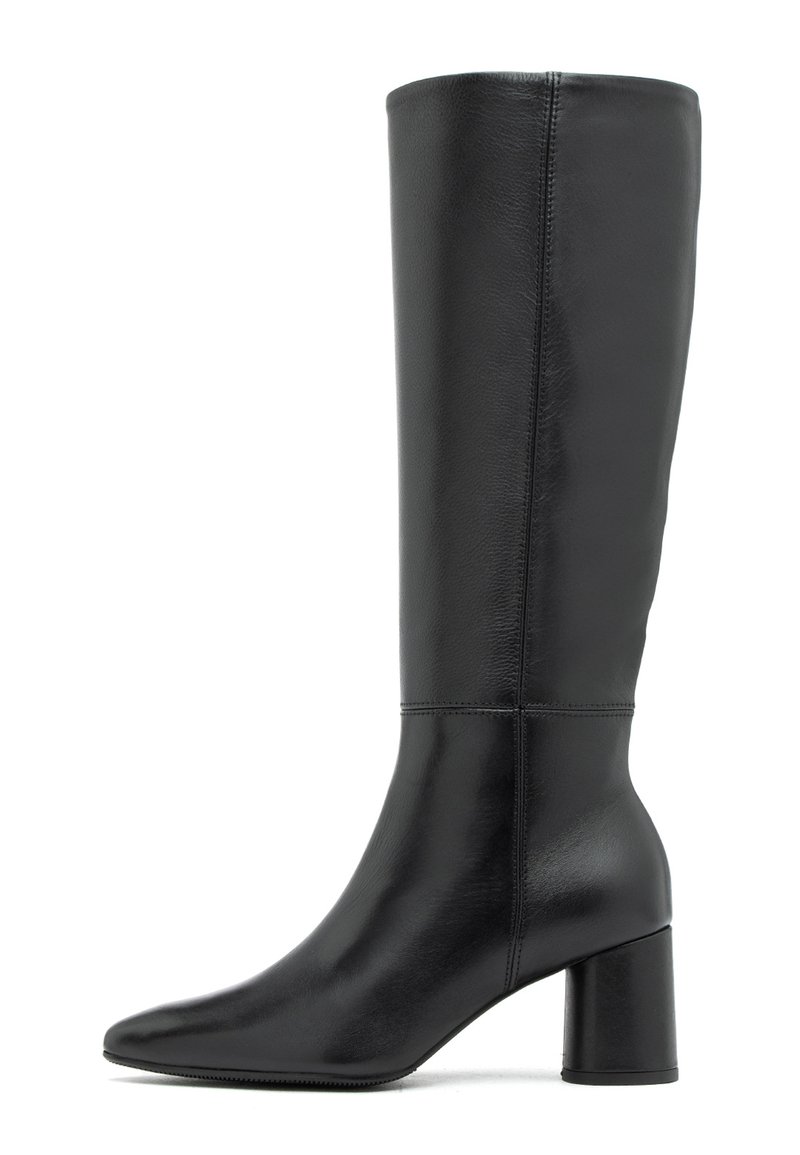 Bota negra de cuero hasta la rodilla con punta afilada, tacón cuadrado, textura suave y detalles de costura mínimos.