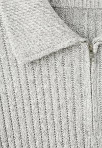 Pulover gri cu fermoar, textură cu dungi, cu guler pliat și detaliu de fermoar metalic, realizat dintr-un material tricotat moale.