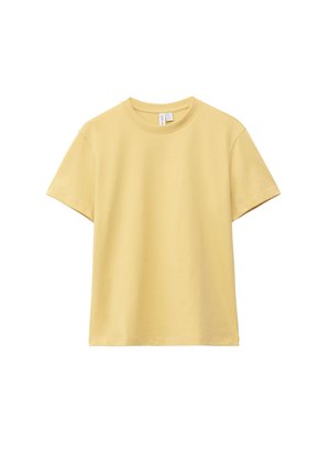 Lichtgele katoenen T-shirt met korte mouwen en ronde hals, plat liggend weergegeven op een witte achtergrond.