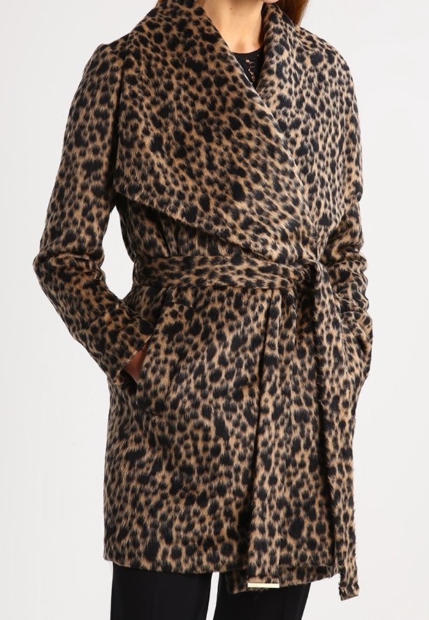 Abrigo de estampado de leopardo hecho de tela suave, con un amplio cuello, cinturón de lazo y dos bolsillos laterales. Los colores incluyen beige, negro y marrón.