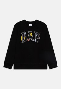 Sudadera negra con un logo "GAP" multicolor y gráficos temáticos del espacio. Tiene un cuello redondo y mangas largas.