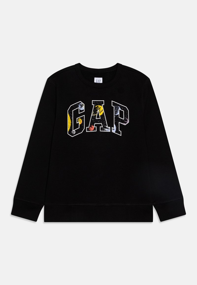 Sudadera negra con un logo "GAP" multicolor y gráficos temáticos del espacio. Tiene un cuello redondo y mangas largas.