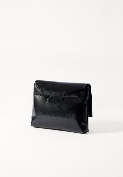 Čierna, lesklá kabelka na clutch s obdlžníkovým tvarom. Obsahuje klopový uzáver a malú prednú kapsu. Vyrobená zo syntetického materiálu.