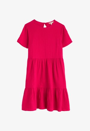 Fukszia színű pamut ruha texturált felülettel, rövid ujjakkal és rakott fodros, bő szoknyával, amelynek alján fodor található. Kulcslyuk részlet a hátsó részen.