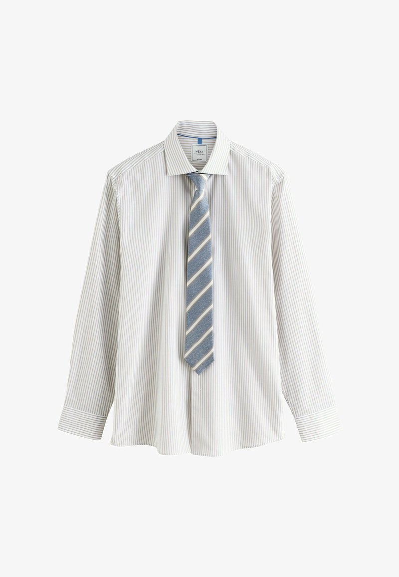 Chemise blanche à manches longues avec des rayures bleu clair et des poignets boutonnés, accompagnée d'une cravate bleue avec des rayures blanches diagonales.