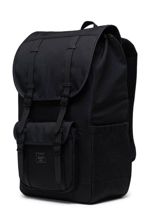 Czarny plecak z płaskim złożeniem, regulowanymi szelkami, przednią kieszenią i naszywką z logo. Wyposażony w teksturowane wykończenie i solidne okucia.