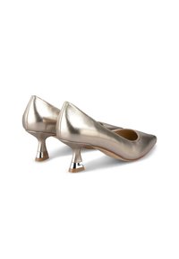 Scarpe alte in metallo dorato con punta affilata e un unico accento argento alla base del tacco. Texture liscia e design elegante.