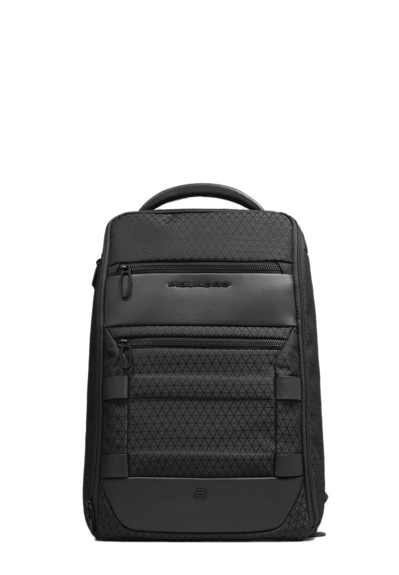 Sac à dos noir avec motif en losange texturé, plusieurs poches zippées, accents en cuir et une poignée supérieure pour le transport. Design compact et fonctionnel.