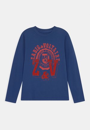 Marineblå langærmet t-shirt lavet af bomuld med et rødt grafisk print, der har "Z&V" og et skjoldlignende design i midten.