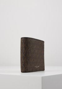 Michael Kors GREYSON BILLFOLD COIN POCKET - Portafoglio - brown/black