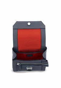 Borsa in pelle con un esterno grigio texturizzato, aperta e che rivela una fodera rossa a contrasto. Presenta una chiusura con zip e un bottone a pressione.