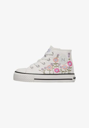 Baskets montantes en toile blanche avec broderies florales en rose, violet et vert. Présentent des œillets en métal argenté et une semelle en caoutchouc texturé.