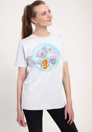 Biała bawełniana koszulka z krótkim rękawem, o luźnym kroju, z okrągłym, kolorowym wzorem w stylu kreskówkowym przedstawiającym zwierzęta i drzewa w pastelowych odcieniach.
