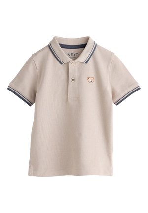 Beiges Kinder-Poloshirt mit marineblauen Streifen am Kragen und an den Ärmeln, zwei Knöpfen und einer kleinen Teddybären-Stickerei auf der Brust.