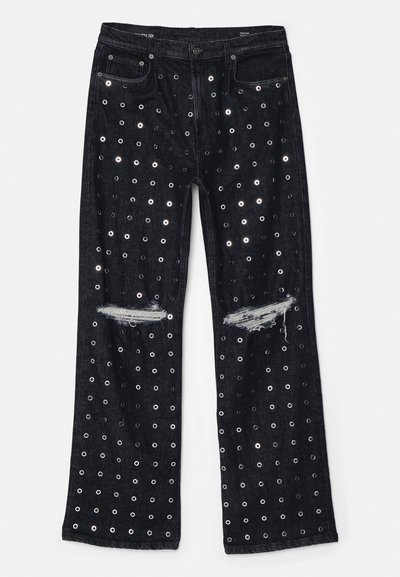 Vaqueros de mezclilla negra con grandes ojales metálicos y áreas rasgadas en las rodillas, con un corte recto y un diseño clásico de cinco bolsillos.